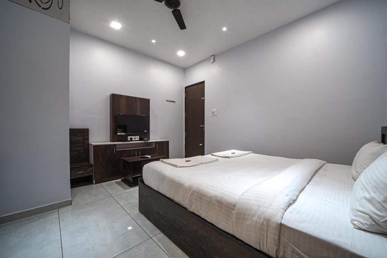 Hotel Saheb Kolhapur Exteriör bild